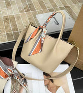 حقيبة يد بيج مع لمسة عصرية وشريط ملون - KSA